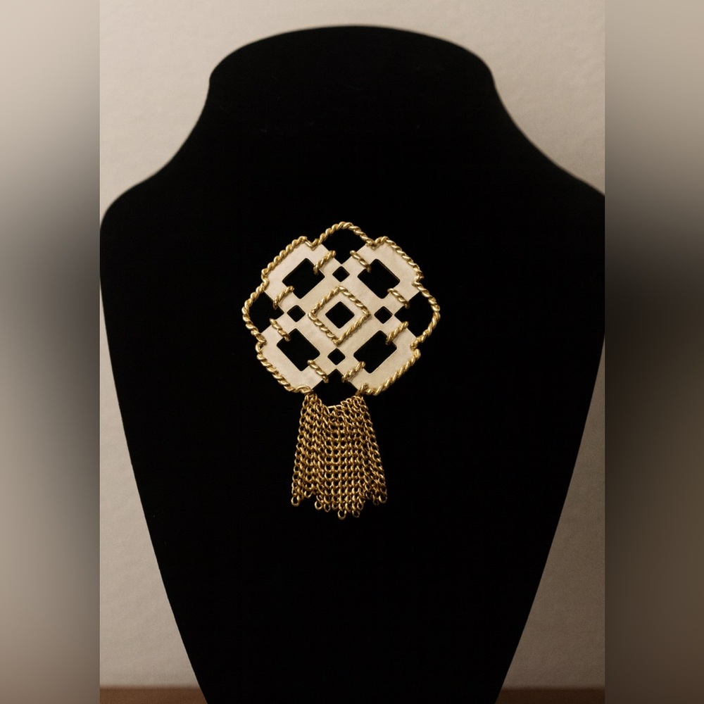 Vintage signed filigree gold toned rope retro statement brooch pin classy fringe